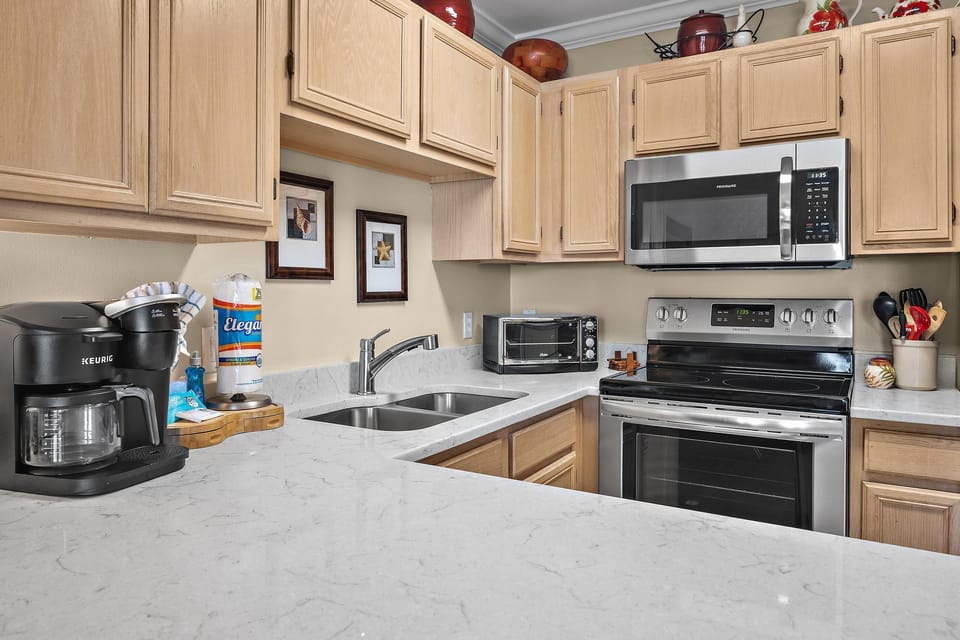 Condo, 1 King Bed with Sofa bed (Summerspell 305) | Private kitchen | Oven, toaster