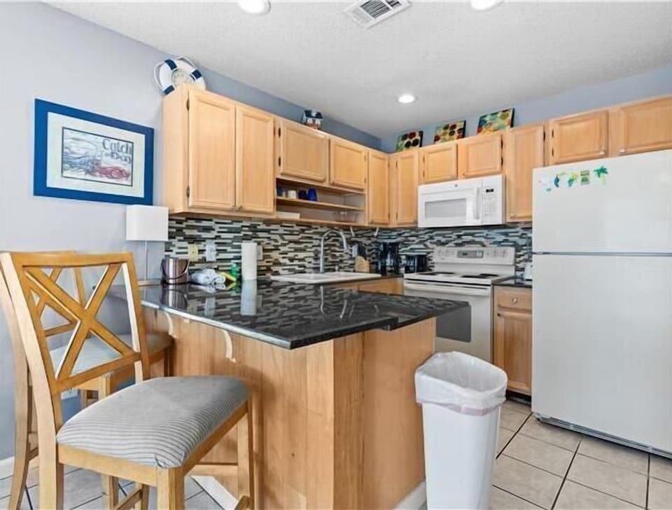 Condo, 1 King Bed with Sofa bed (Summerspell 110) | Private kitchen | Oven, electric kettle, toaster