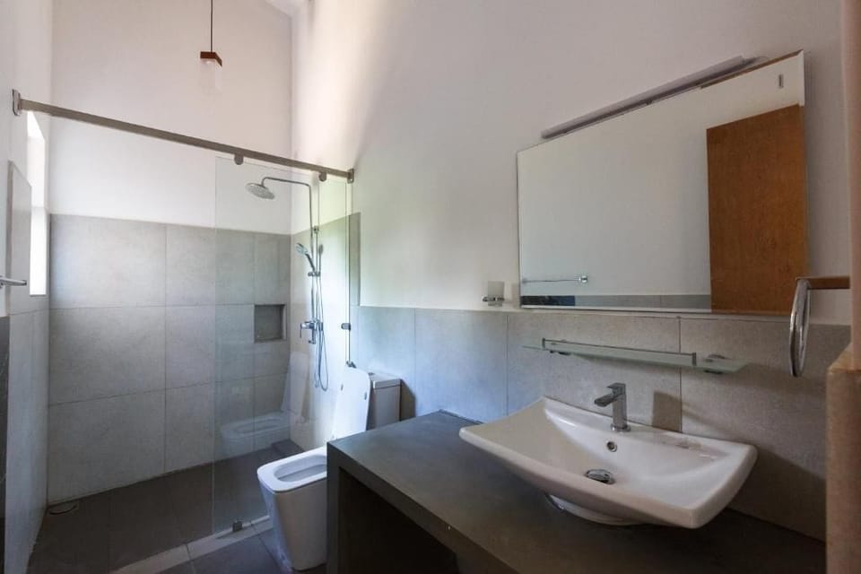 Deluxe Double Room, Balcony, Ocean View | Bathroom | Shower, free toiletries, bidet, towels