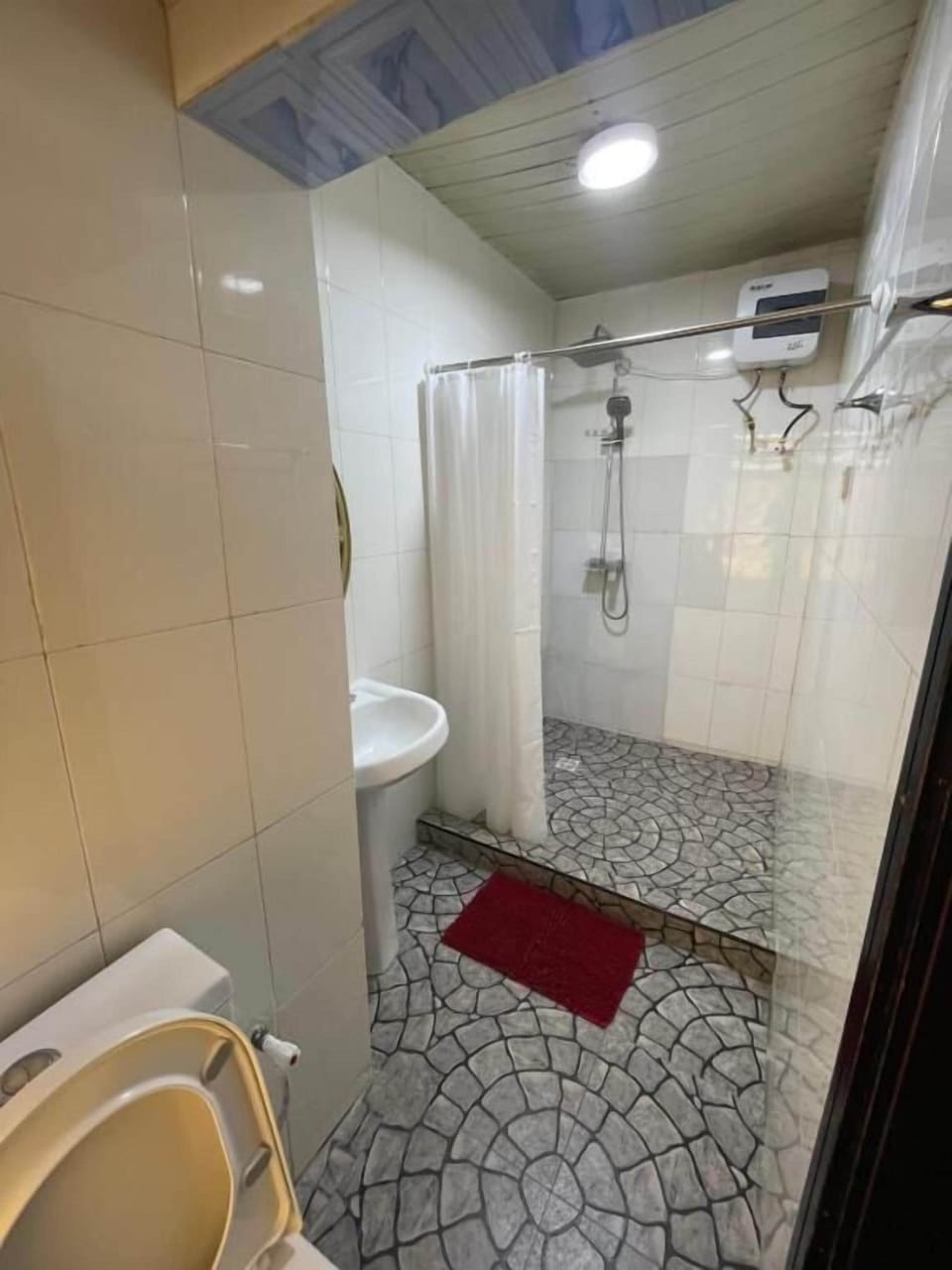 Combined shower/tub, towels