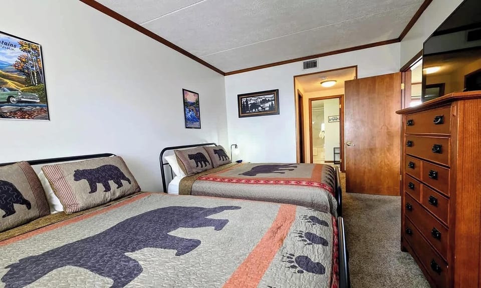 Bedroom 2 w/ two queen beds, smart TV, ensuite bath