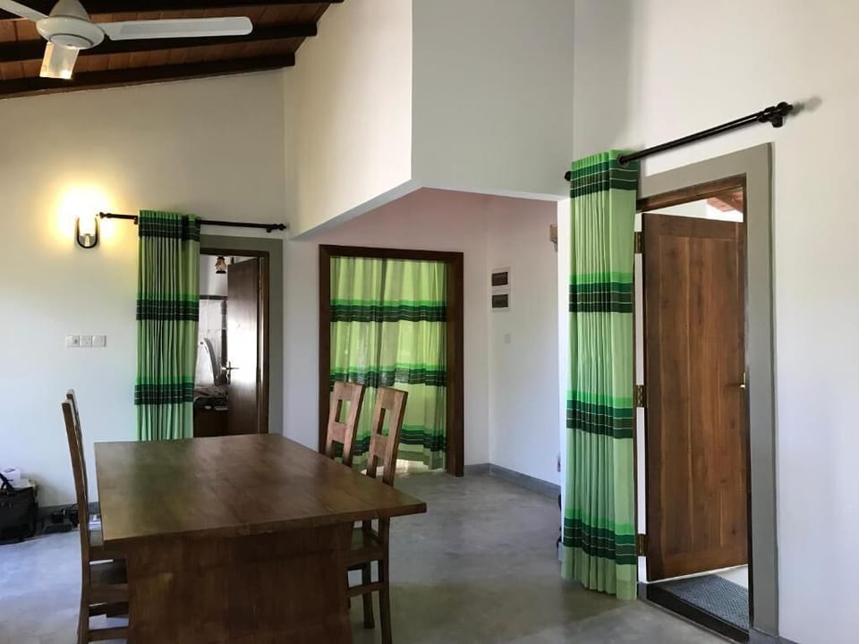 Deluxe Double Room, Garden View | Dining