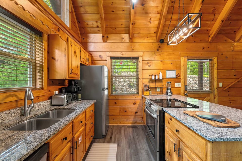 Chef-friendly kitchen with island seats!