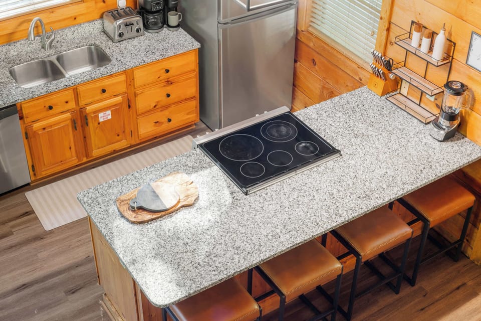 Chef-friendly kitchen with island seats!