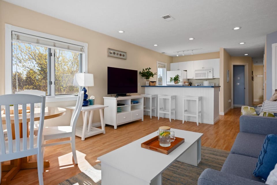 Bright, airy, and open—the ideal space for gathering and relaxing. 🛋️🥂