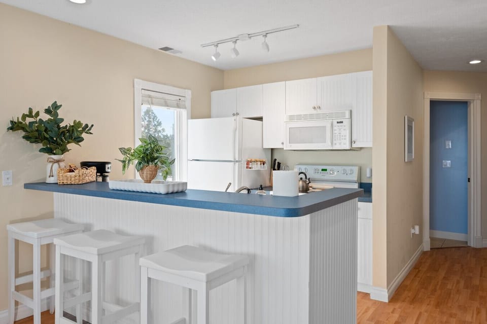 Fuel your adventures in our fully equipped kitchen, featuring a sleek breakfast bar and all the essentials for a home-cooked meal. ☕🍳