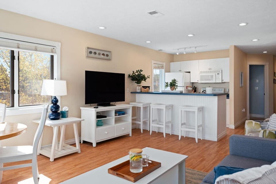 Relax and unwind with a movie on the flat-screen, surrounded by chic decor and plenty of natural light. 📺🌿