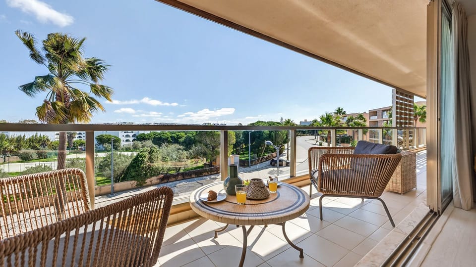 Sunny, scenic, relaxing balcony ideal for slow breakfasts and evening drinks outdoors
#OutdoorLiving #SunnyEscape #AlgarveViews #Portugal #Albufeira