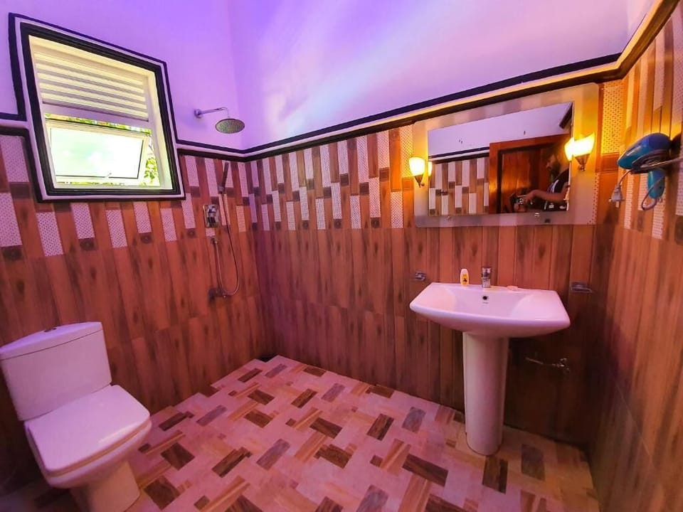Deluxe Double Room, Garden View | Bathroom | Free toiletries, hair dryer, towels, soap