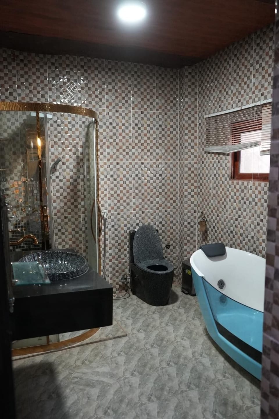 Combined shower/tub, towels, soap, toilet paper