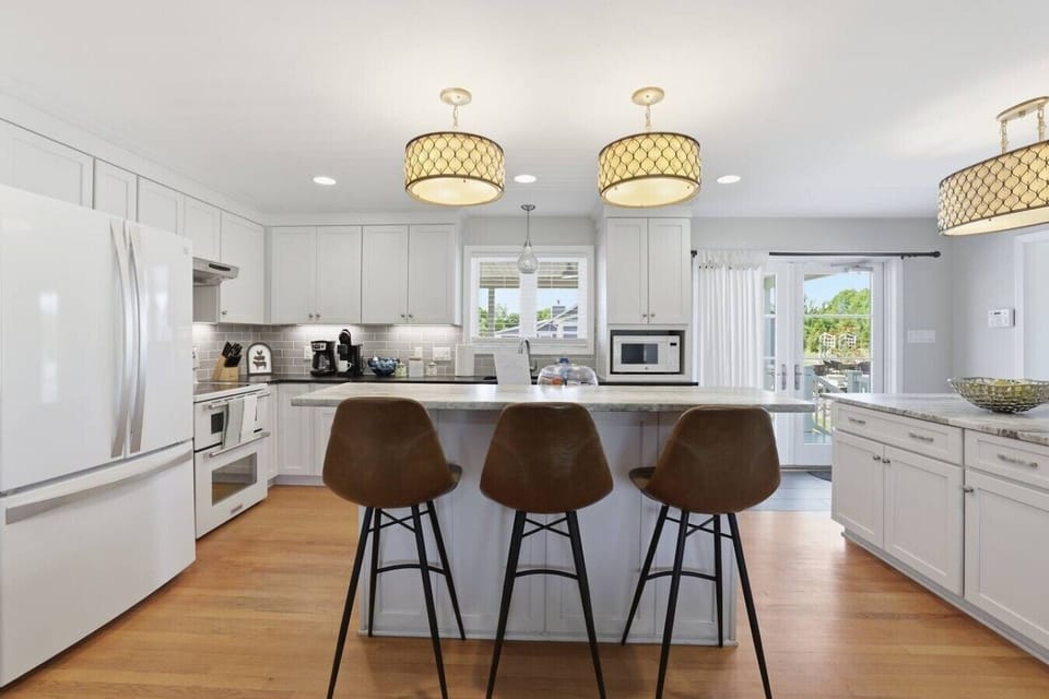 Two chic bar‑style dining zones within the kitchen provide seating for up to six—ideal for quick bites, casual meals, or kid‑friendly snacking. A relaxed, flexible setup that keeps everyone connected.