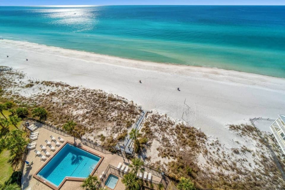 Commodore 906 Apartment in Lower Grand Lagoon