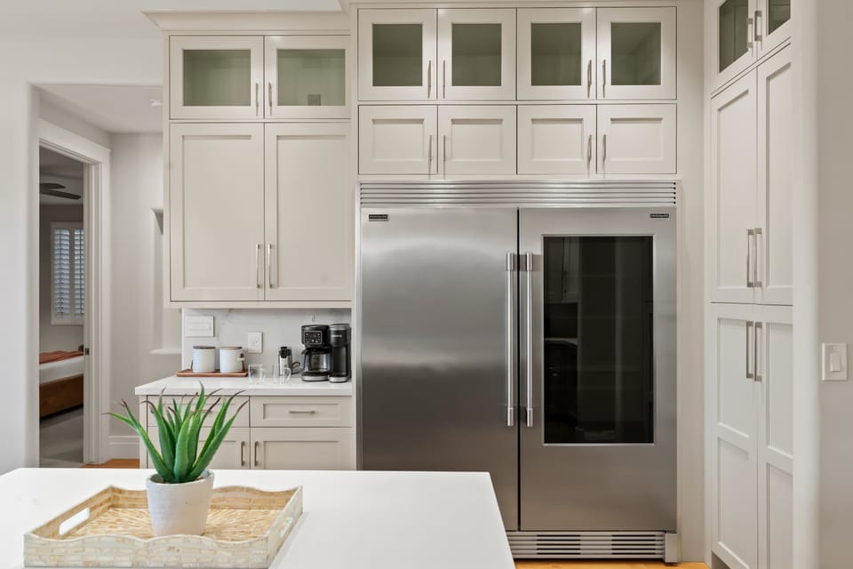 Gourmet-Ready – A fully stocked kitchen with top-tier appliances and plenty of cabinet space to store all your essentials.