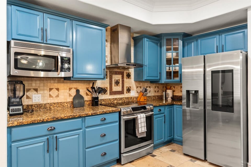 Chef’s Dream Kitchen – Fully stocked with high-end appliances and plenty of cabinetry, making cooking a breeze