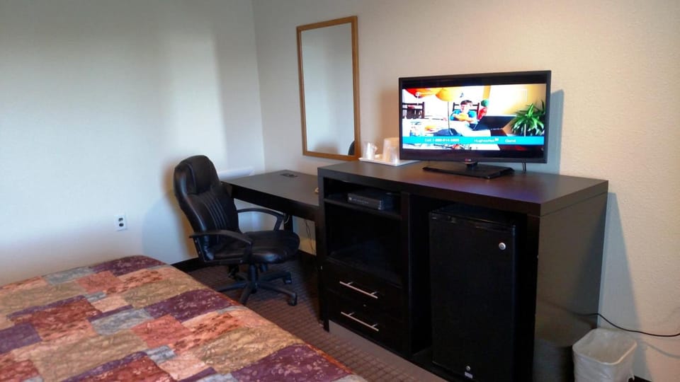 Desk, soundproofing, free WiFi, bed sheets