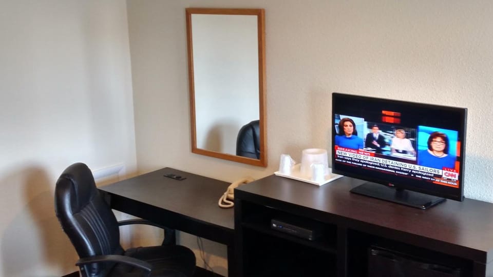 Desk, soundproofing, free WiFi, bed sheets