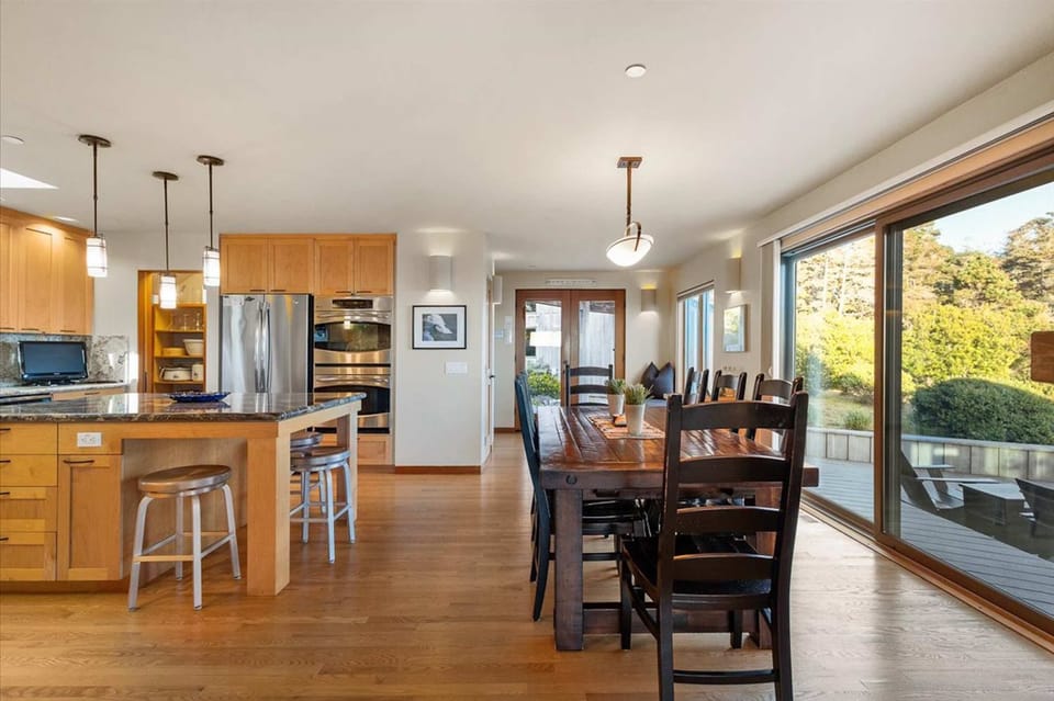 Dining area for 8 w/ ocean view