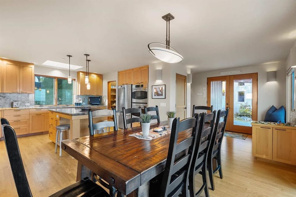Dining area for 8 w/ ocean view