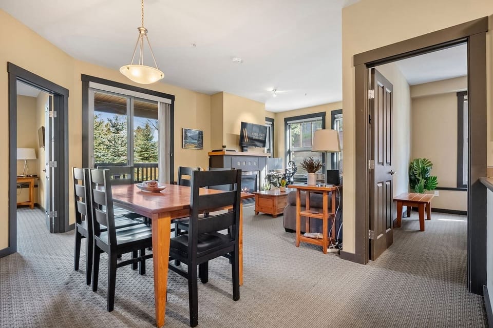Dining area with seating for 6.