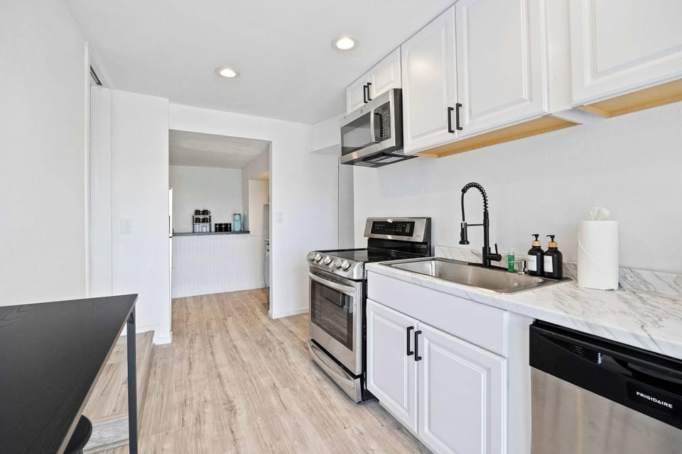 Cook comfortably in this bright and airy space ☀️