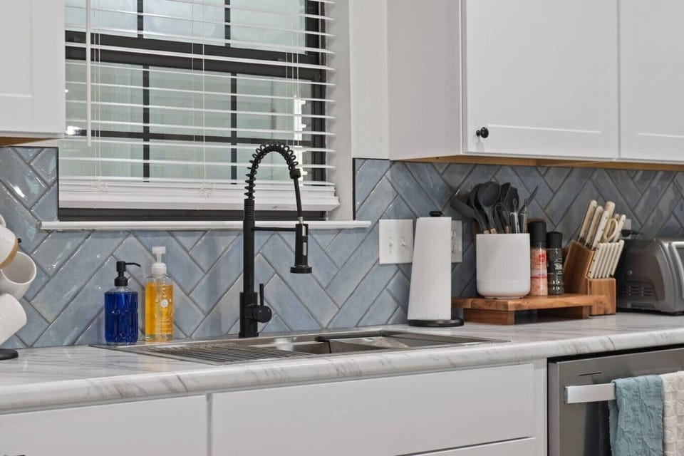 Beautiful fully stocked Kitchen