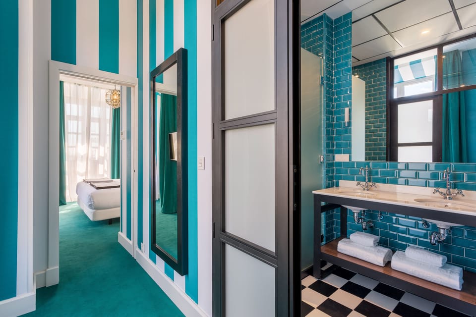 Junior Suite | Bathroom | Eco-friendly toiletries, hair dryer, towels, soap