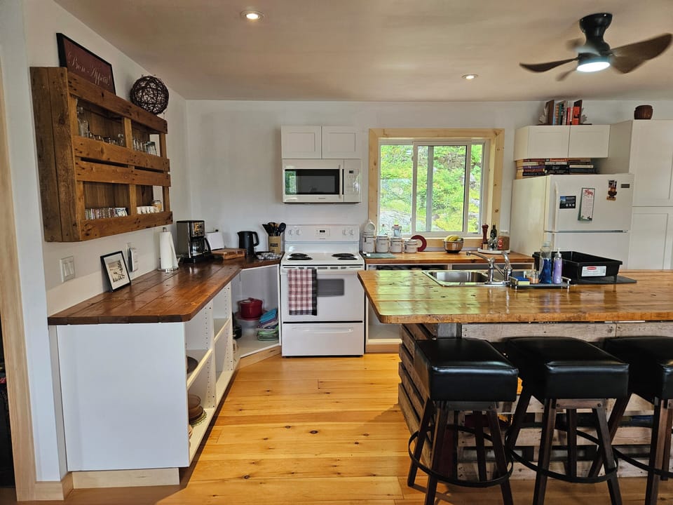 Full kitchen 