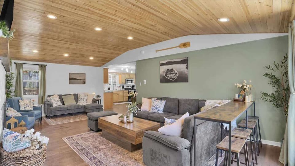 Open Concept Living, Dining & Kitchen Space