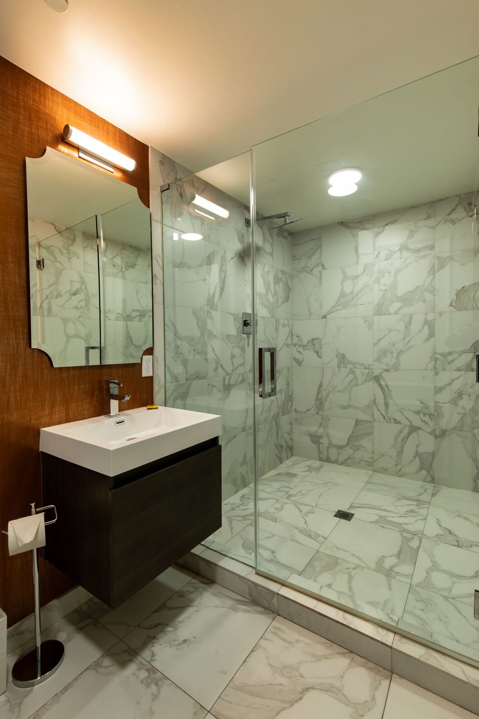 Luxury Penthouse | Bathroom | Shower, free toiletries, hair dryer, towels