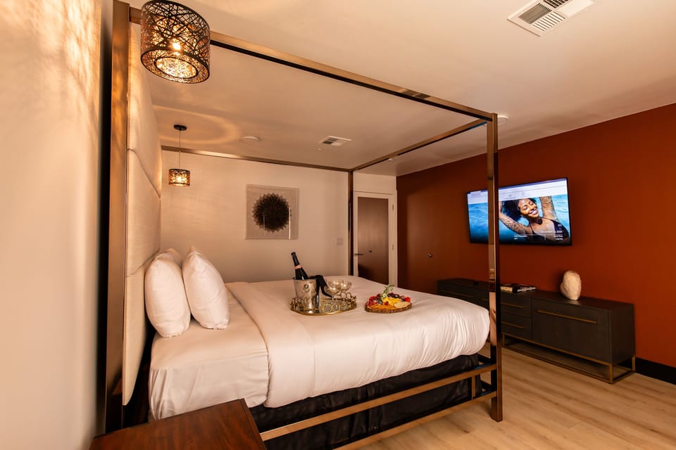 Luxury Penthouse | In-room safe, iron/ironing board, bed sheets