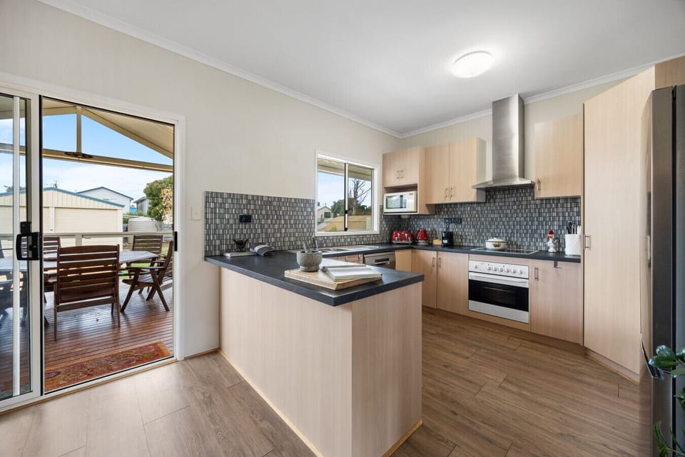 The fully equipped kitchen includes everything needed for easy breakfasts, family dinners, and longer stays.