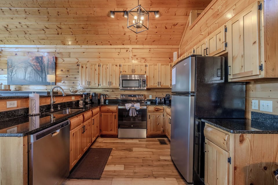 Fully equipped kitchen with all the essentials for making meals/snacks.