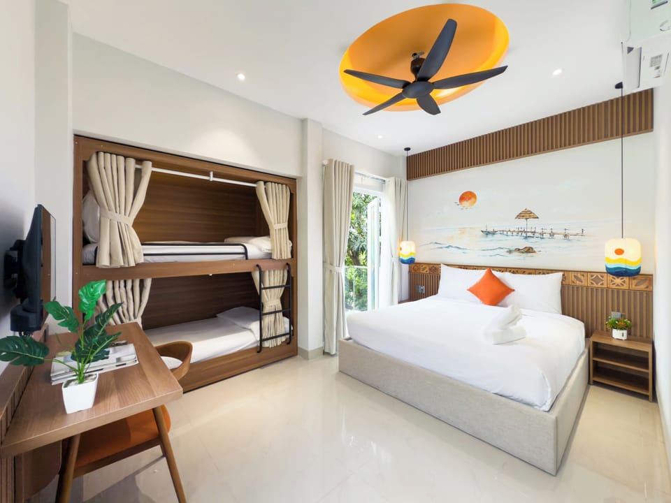 Family Room, Balcony | Minibar, bed sheets
