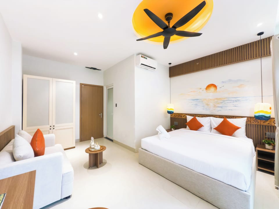 Deluxe Apartment, 1 King Bed, Balcony | Minibar, bed sheets