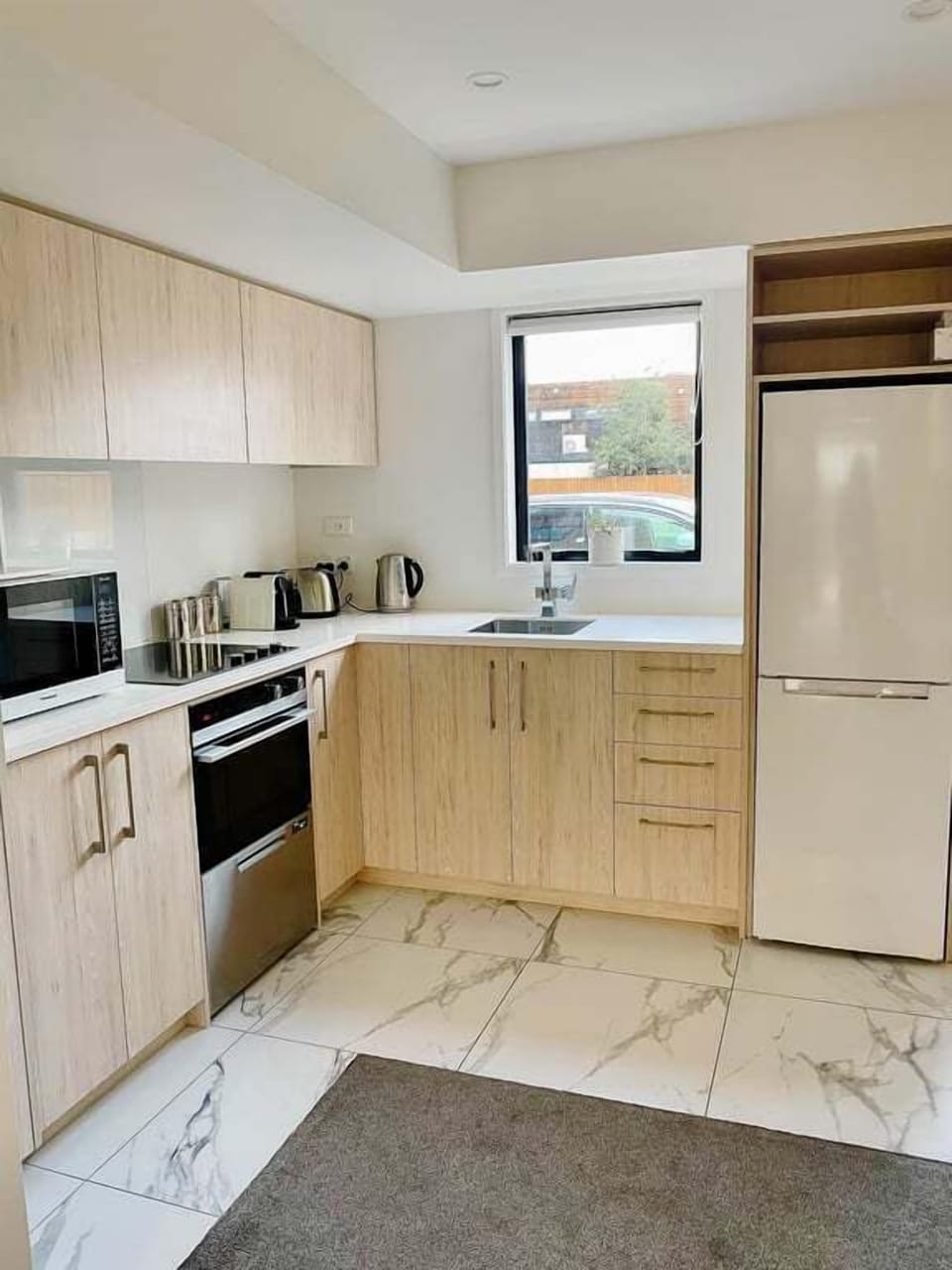 Everything you need to cook a proper meal. Oven, hob, dishwasher, full-size fridge.