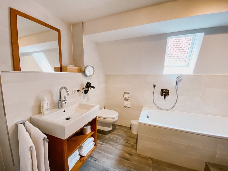 2-Bedroom Apartment | Bathroom | Free toiletries, hair dryer, towels