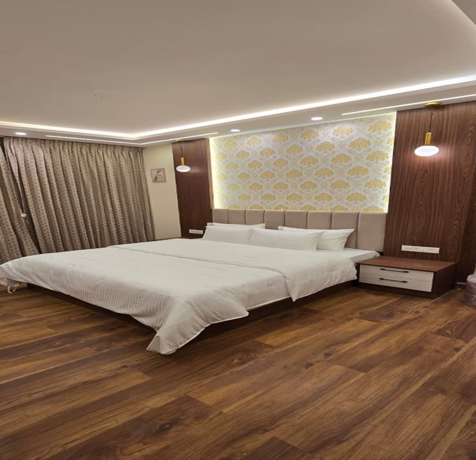 Egyptian cotton sheets, premium bedding, desk, free WiFi