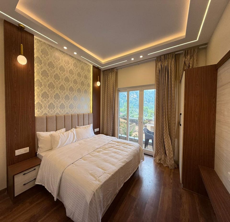 Family Apartment | Egyptian cotton sheets, premium bedding, desk, free WiFi