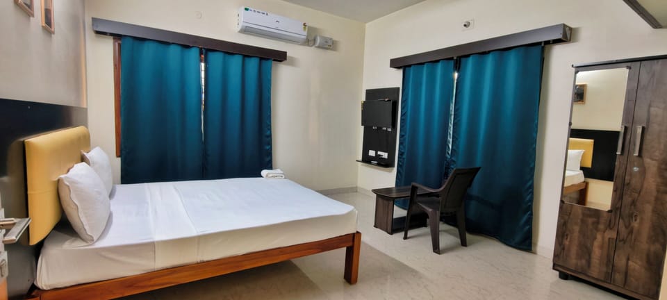 Basic Double Room | Soundproofing, iron/ironing board, free WiFi, bed sheets