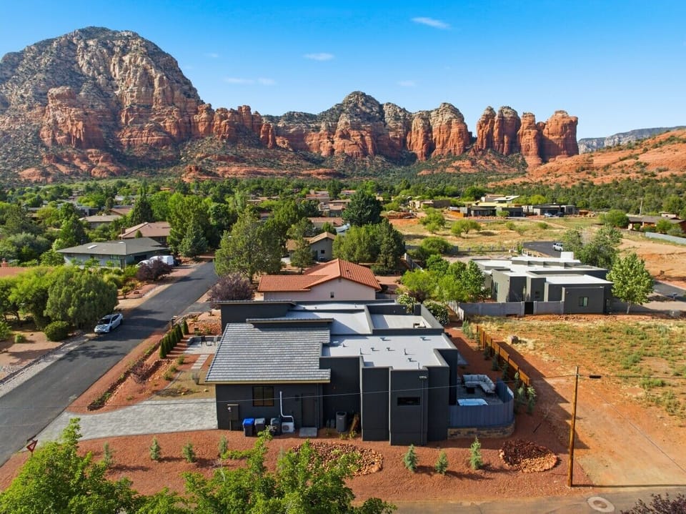 Sit back and enjoy sweeping views of Sedona’s iconic red rocks — Sugarloaf, Coffeepot, Thunder Mountain, and Chimney Rock — from the rooftop deck. Perfect for sunrise coffee, sunset wine, and unforgettable stargazing nights.