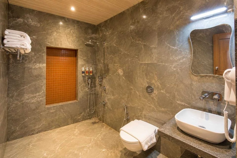 Cottage | Bathroom | Shower, hair dryer, towels, shampoo