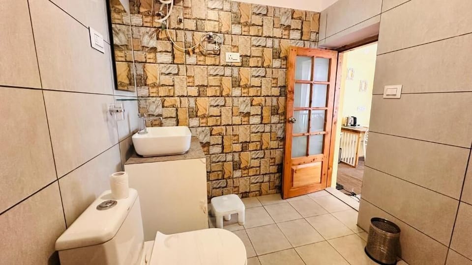 Deluxe Double Room, 1 Double Bed, Mountain View | Bathroom | Slippers