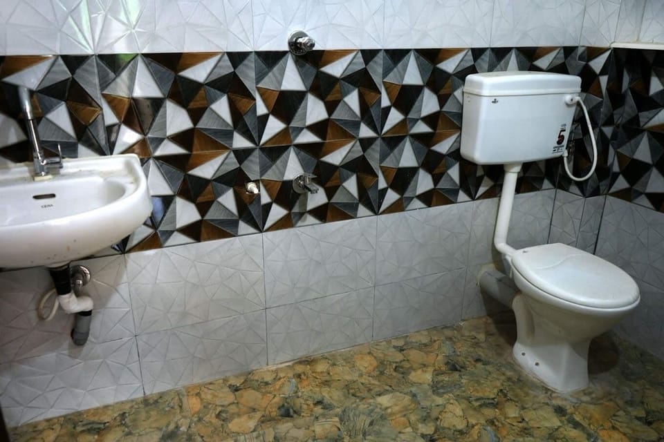 Deluxe Double Room | Bathroom | Towels, soap, shampoo