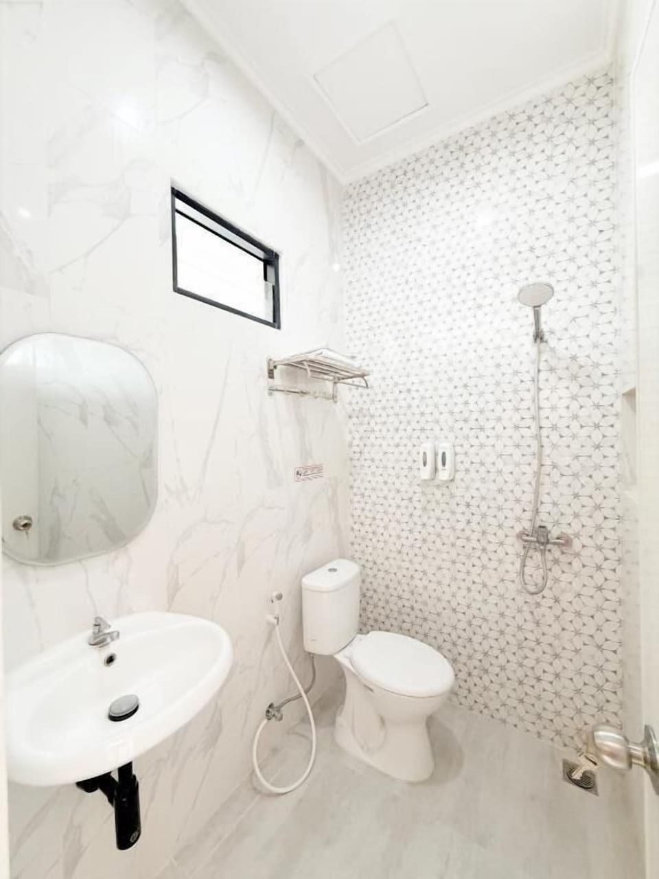 Standard Double Room | Bathroom | Shower, free toiletries, hair dryer, towels