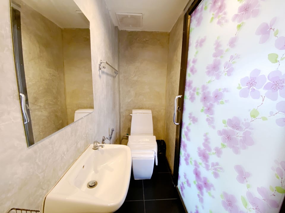 Standard Twin Room | Bathroom | Shower, towels, soap, shampoo