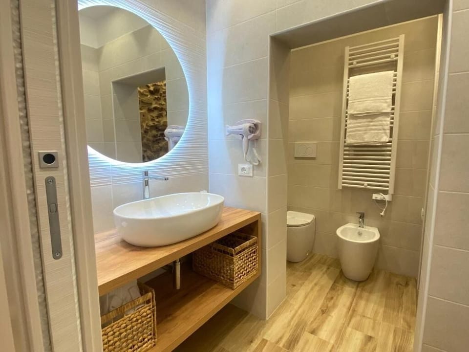Deluxe Double or Twin Room | Bathroom | Shower, hair dryer, bathrobes, slippers