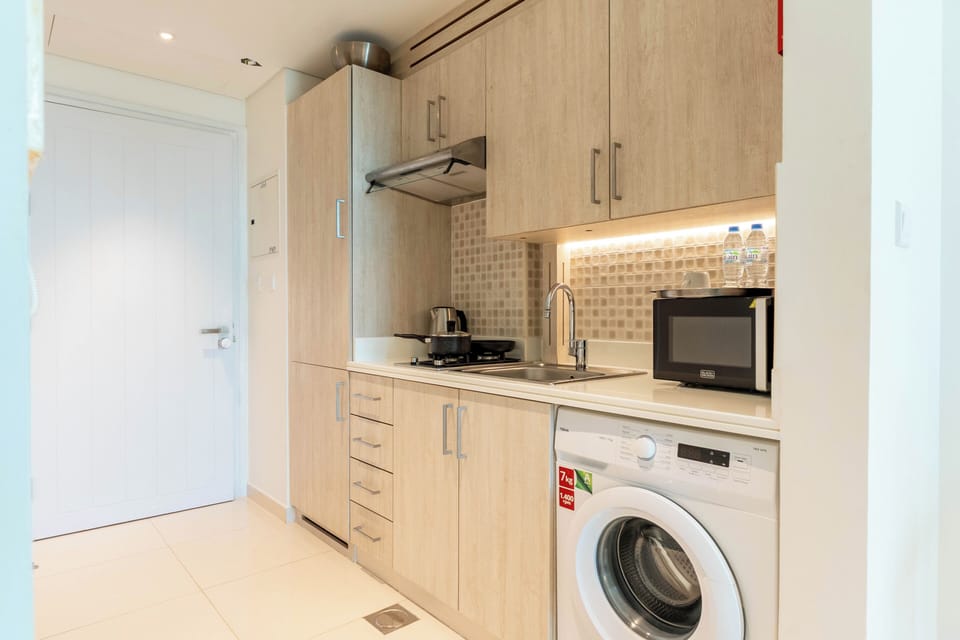 Deluxe Studio, Sea View | Private kitchen | Fridge, microwave, oven, stovetop