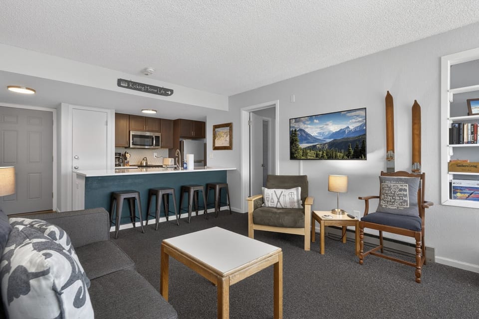 Open concept living and dining area. Amazing views and plenty of space!