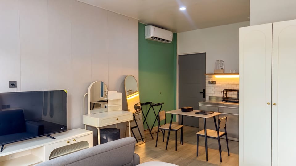 Deluxe Studio Suite, Garden View | Interior