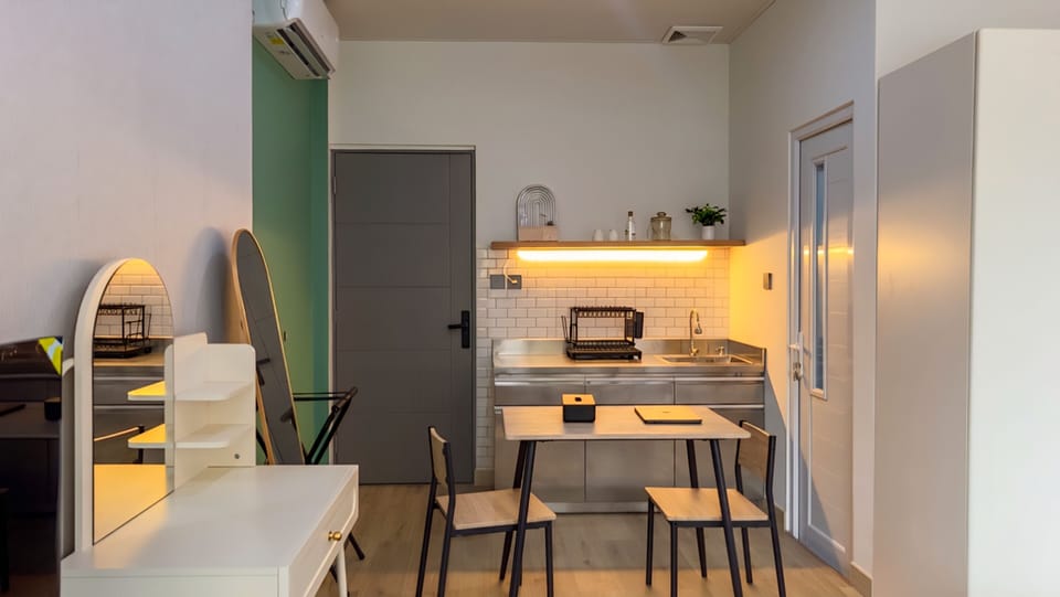 Deluxe Studio Suite, Garden View | Dining